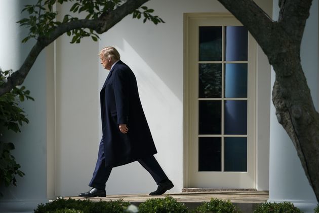 Le président américain Donald Trump quitte le bureau ovale de la Maison Blanche pour se rejndre dans le New Jersey le 1er octobre 2020.