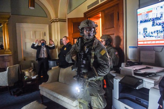 Les émeutiers, des partisans de Donald Trump, ont occupé la chaise du président du Sénat, les bureaux de la présidente de la Chambre et l’estrade du Sénat