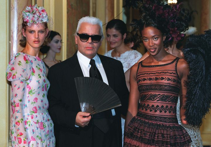 Η Στέλλα Τέναντ κι η Ναόμι Κάμπελ με τον μετρ Καρλ Λάγκερφελντ σε παρουσίαση του οίκου Chanel το 1997. 