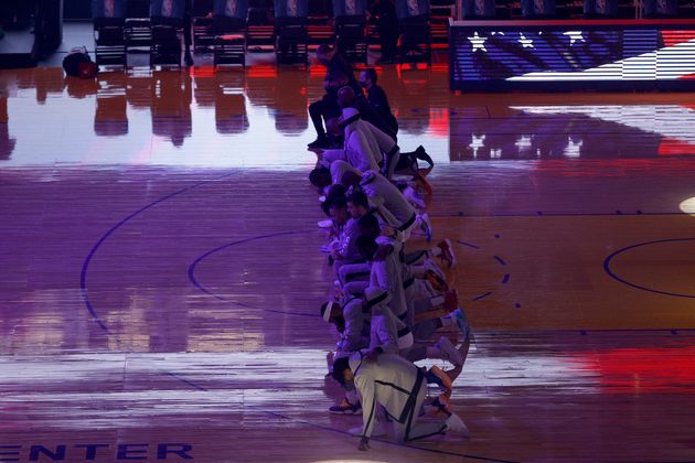 Les joueurs des Golden State Warriors, genou à terre lors de l'hymne américain avant le match face aux LA Clippers, le 6 janvier 2021 à San Francisco en Californie