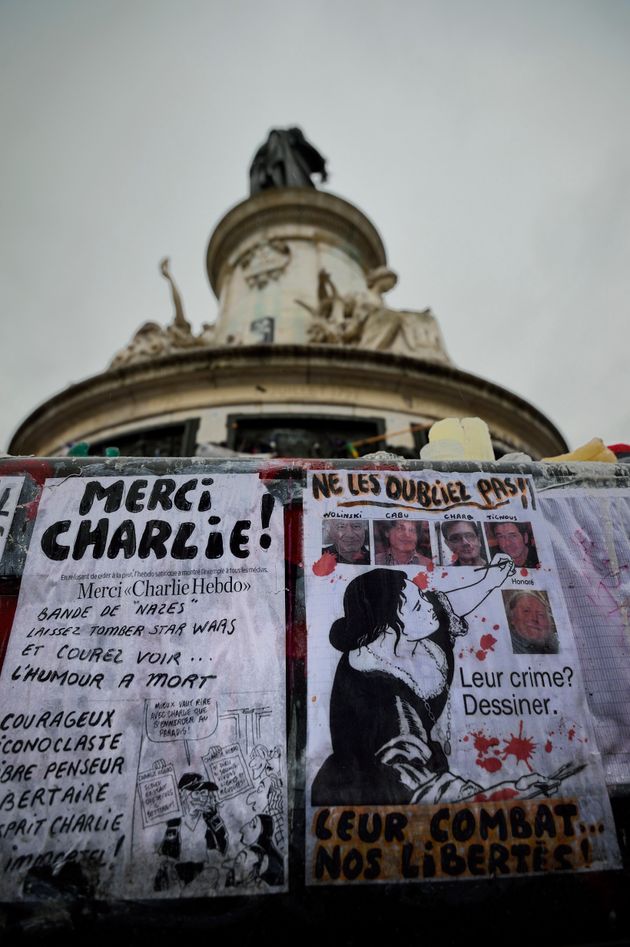 Un mémorial en hommage aux victimes de l'attentat de Charlie Hebdo, Place de la République le 7 janvier 2016 à Paris. (Photo by Eric FEFERBERG / AFP)