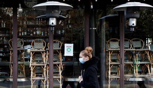 Devant un restaurant fermé à Paris, le 18 novembre 2020.