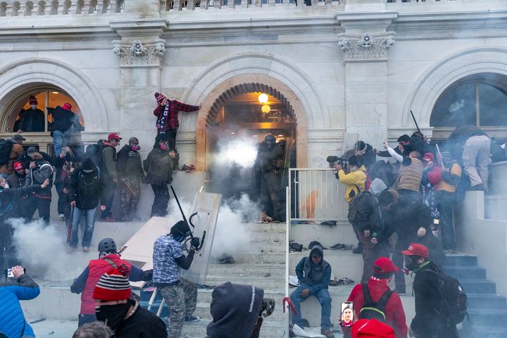 議事堂に侵入しようとする支持者を鎮圧するため、催涙ガスを使う警察