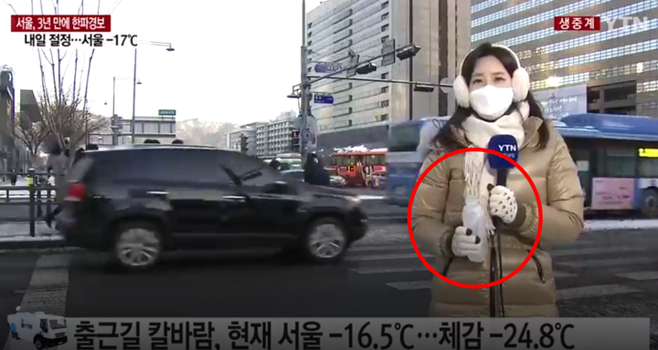 마치 일부러 얼린 듯 얼어버린 생수통