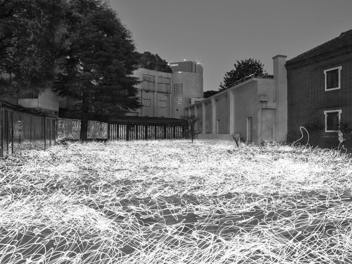 原美術館の庭を舞台にした佐藤時啓の「光-呼吸」2020 ©Tokihiro Sato