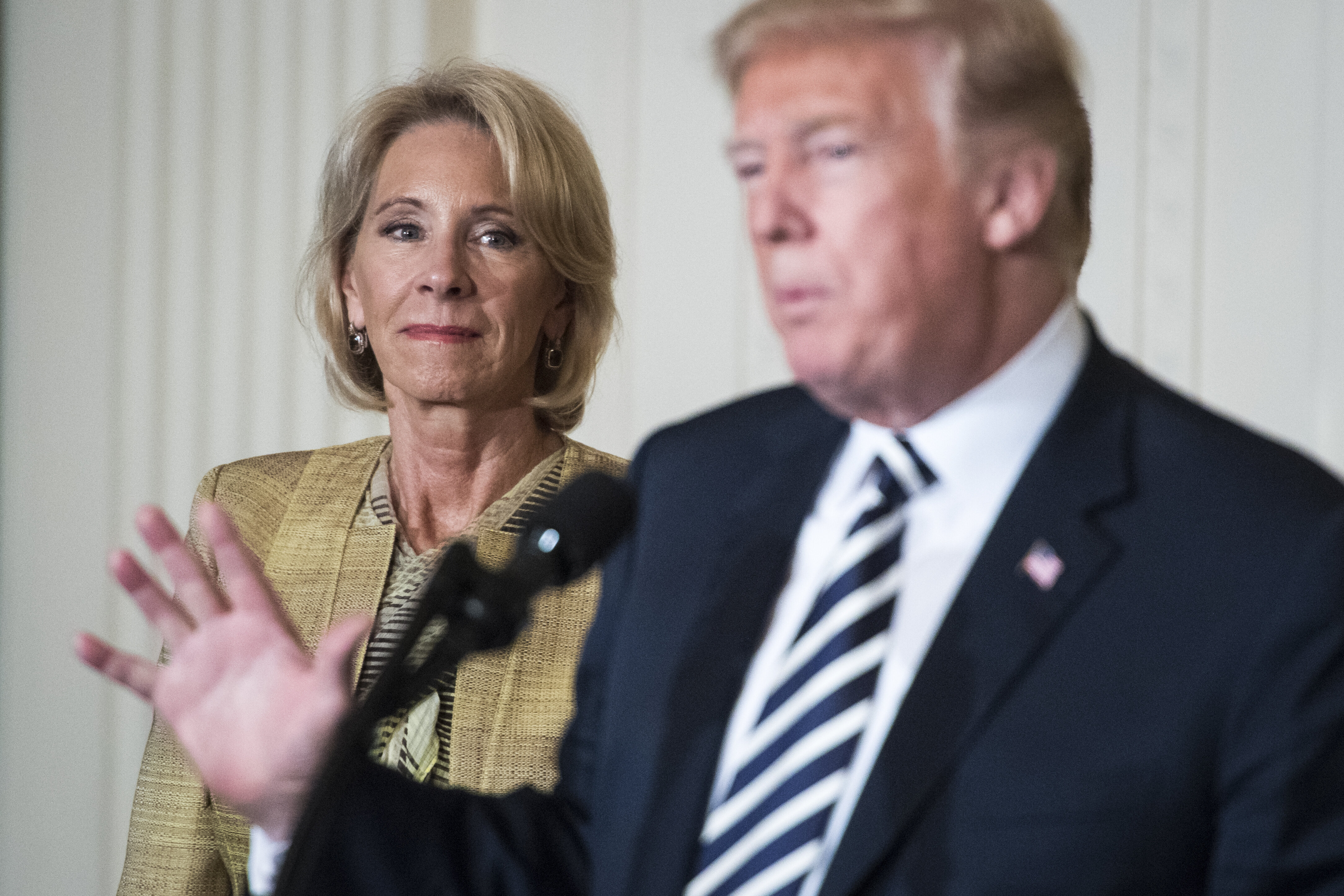 États-Unis: Trump lâché par sa ministre Betsy DeVos, qui l'accuse pour les violences du Capitole