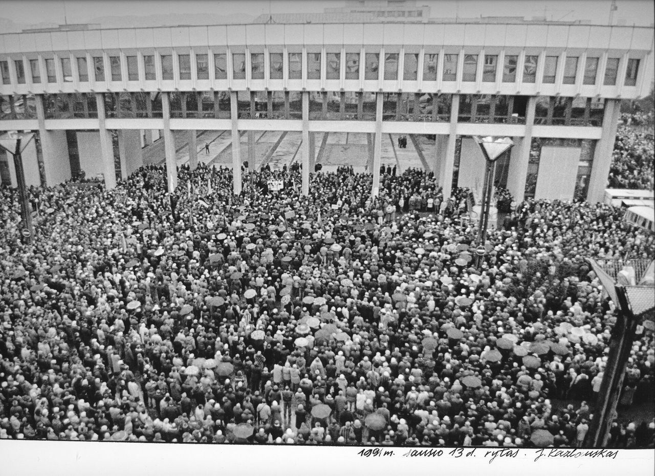 Το πρωί της 13ης Ιανουαρίου 1991. Ο κόσμος έχει συγκεντρωθεί μπροστά από το Κοινοβούλιο της Λιθουανίας