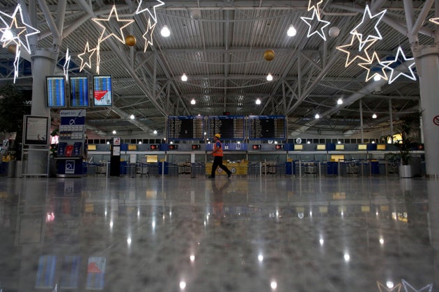 Νέα αεροπορική οδηγία για επταήμερη καραντίνα όλων των επιβατών