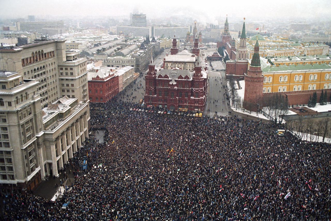 20 Ιανουαρίου 1991 χιλιάδες διαδηλωτές στην πλατεία Μανιέζ "Today Lithuania, tomorrow Russia"