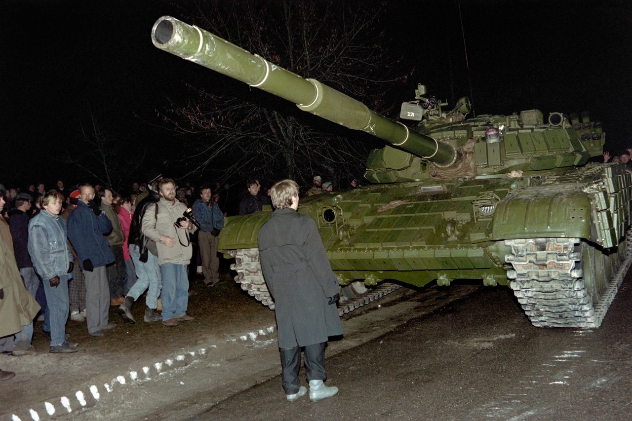 13 Ιανουαρίου 1991, Λιθουανός διαδηλωτής στέκεται μπροστά σε ένα σοβιετικό άρμα μάχης