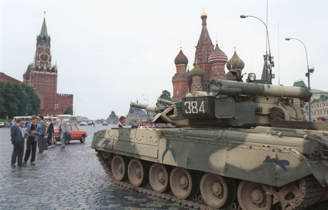 Μόσχα 19 Αυγούστου 1991.Τανκς κοντά στην Κόκκινη Πλατεία η απόπειρα πραξικοπήματος έχει ξεκινήσει