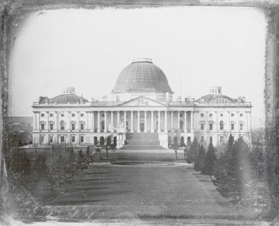 Αυτή είναι η παλαιότερη γνωστή φωτογραφική εικόνα του Καπιτωλίου και είναι μια από τις έξι δαγκεροτυπίες (δαγκεροτυπία ήταν η πρώτη πρακτική και  εμπορική φωτογραφική διαδικασία) που ανακαλύφθηκαν σε μια υπαίθρια αγορά στην περιοχή του Σαν Φρανσίσκο. Η Βιβλιοθήκη του Κογκρέσου, η οποία κυκλοφόρησε το έντυπο, δήλωσε ότι η προκαταρκτική έρευνα δείχνει ότι πιθανότατα έγινε από τον Τζον Πλουμπ τζούνιορ γύρω στο 1846. 