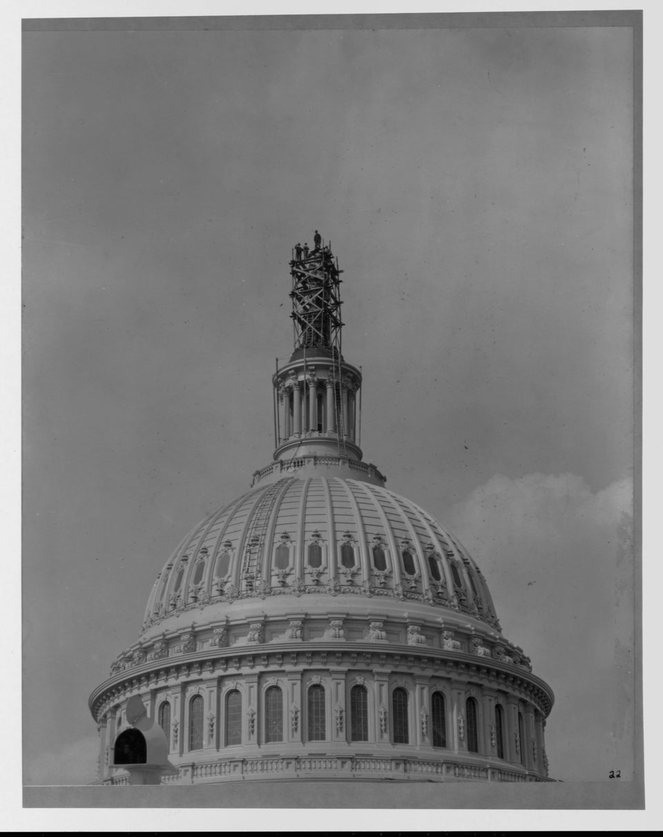 Το άγαλμα της Ελευθερίας εγκαθίσταται πάνω από το θόλο του Καπιτωλίου. 