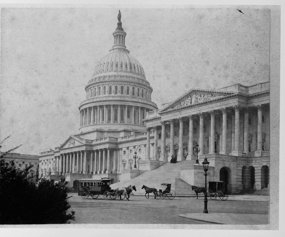 Αλογα και άμαξες έξω από το Καπιτώλιο της Ουάσινγκτον.