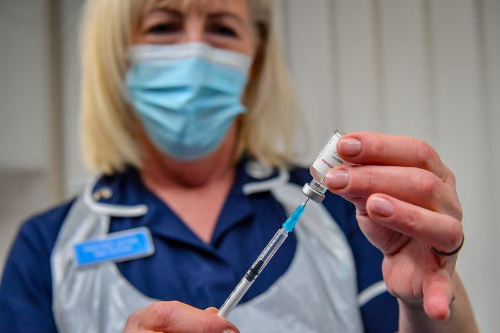 A nurse prepares a coronavirus vaccine 