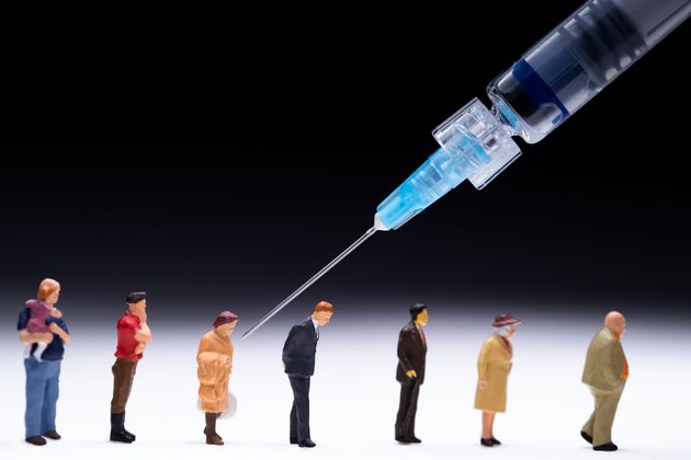 Une illustration de la campagne de vaccination contre le covid-19 qui concerne d'abord les publics les plus vulnérables, personnes âgées et soignants. (Photo by JOEL SAGET/AFP via Getty Images)