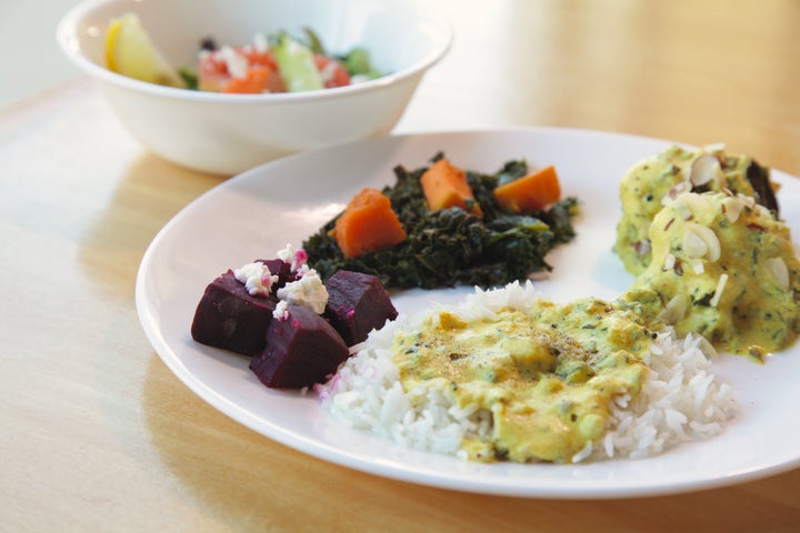 The main goal of an ayurvedic diet is to keep the digestive fire at the optimal temperature. This can be done by eating according to your age, <em>dosha</em>, health, season and location.