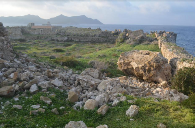 Ημικυκλικός πύργος βορείου περιβόλου μετά την κατάρρευση του δυτικού τμήματος