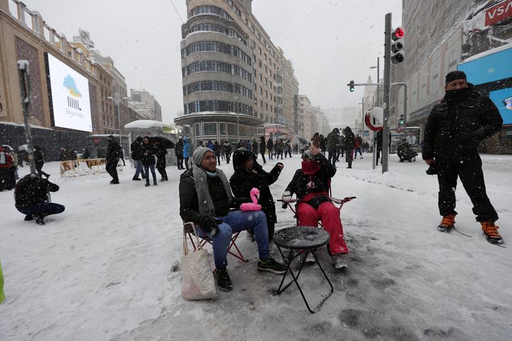 Un grupo de personas toma un tentempié en la plaza de Callao (Madrid). 