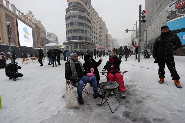 Un grupo de personas toma un tentempié en la plaza de Callao (Madrid).