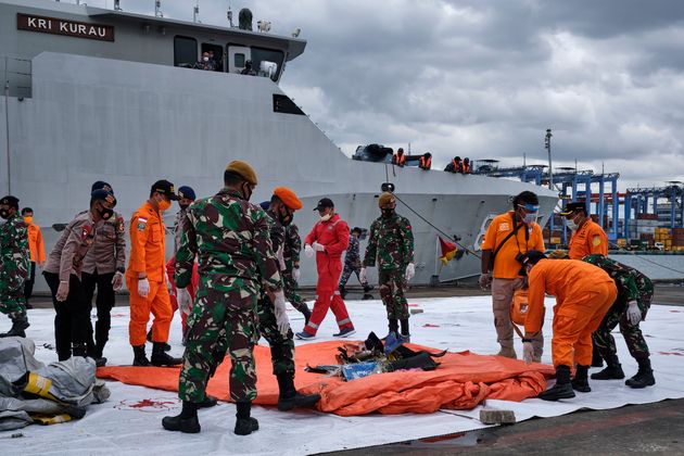 Αεροπορική τραγωδία στην Ινδονησία: Σήματα από το μαύρο κουτί και συντρίμμια στη