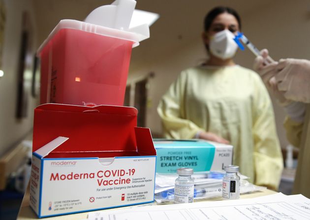 Une infirmière américaine manipulant une dose du vaccin anti-Covid Moderna dans un établissement de soins de Los Angeles, aux États-Unis, le 8 janvier 2021.