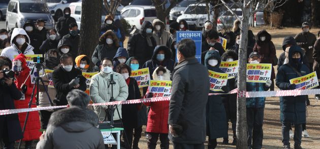 On the morning of the 7th, about 100 people, including pastors and members of Free Solidarity for the restoration of the cult, gathered in front of the Seegero Church in Gangseo-gu, Busan.