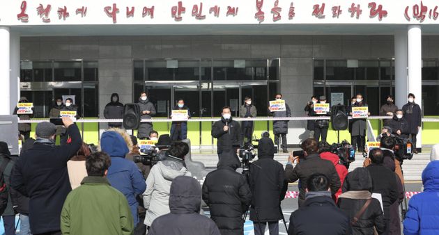 On the morning of the 7th, about 100 people, including pastors and members of Free Solidarity for the restoration of the cult, gathered in front of the Seegero church in Gangseo-gu, Busan.