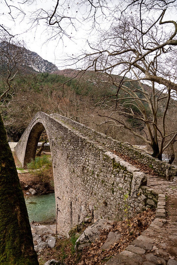 Το πέτρινο τοξωτό γεφύρι του Πορταϊκού ποταμού στην Πύλη Τρικάλων 