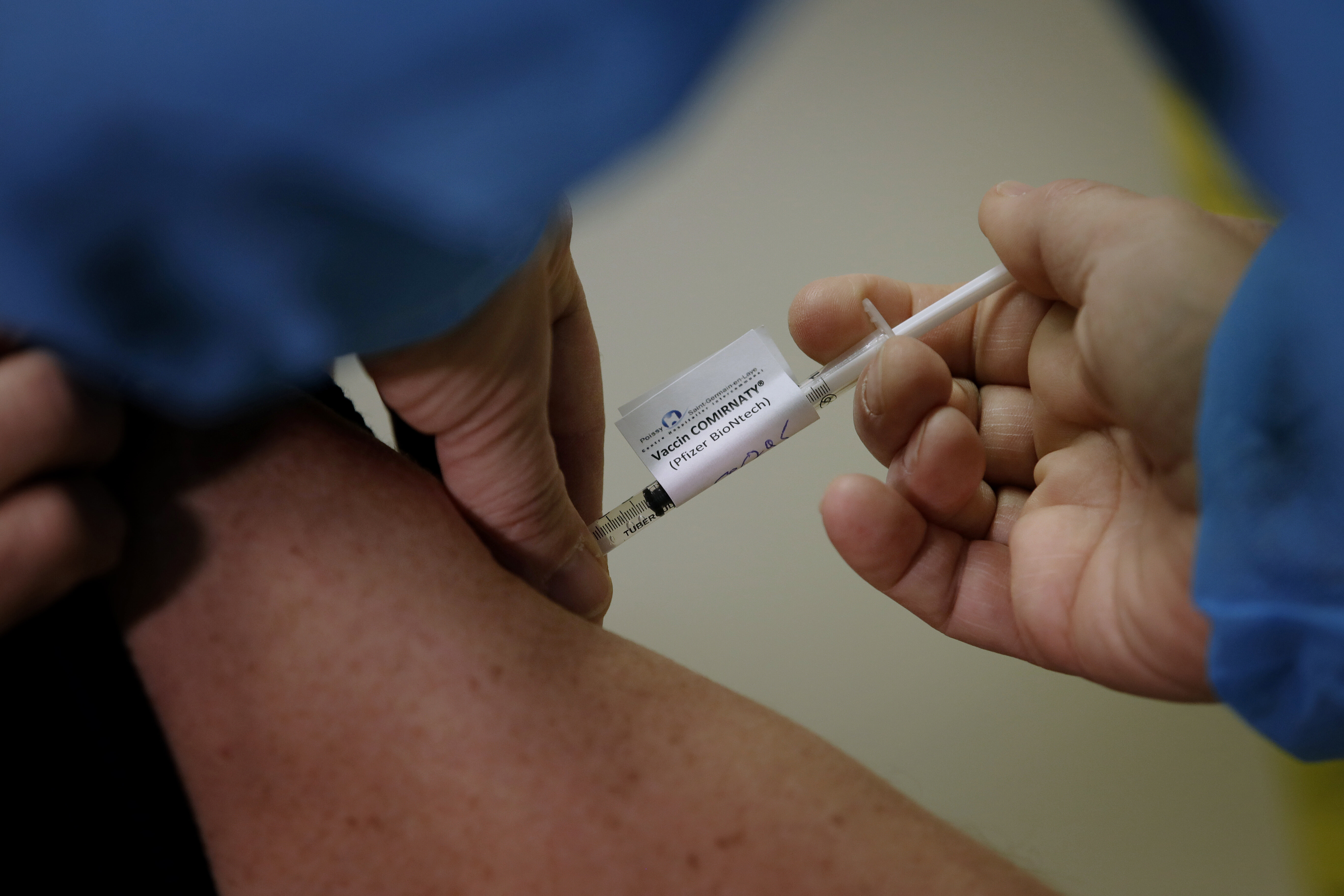 Vaccin contre le Covid-19: En France, plus de 100.000 personnes ont reçu la première dose