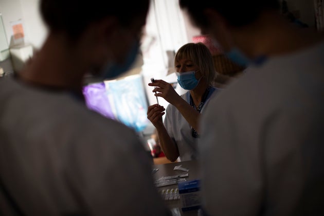 Noσηλεύτρια ετοιμάζει την σύριγγα με το εμβόλιο Pfizer/Biontech COVID-19 στο κέντρο φιλοξενίας ηλικιωμένων CHC Landenne στην πόλη Ναμύρ του Βελγίου. 7 Ιανουαρίου 2021. (AP Photo/Francisco Seco)