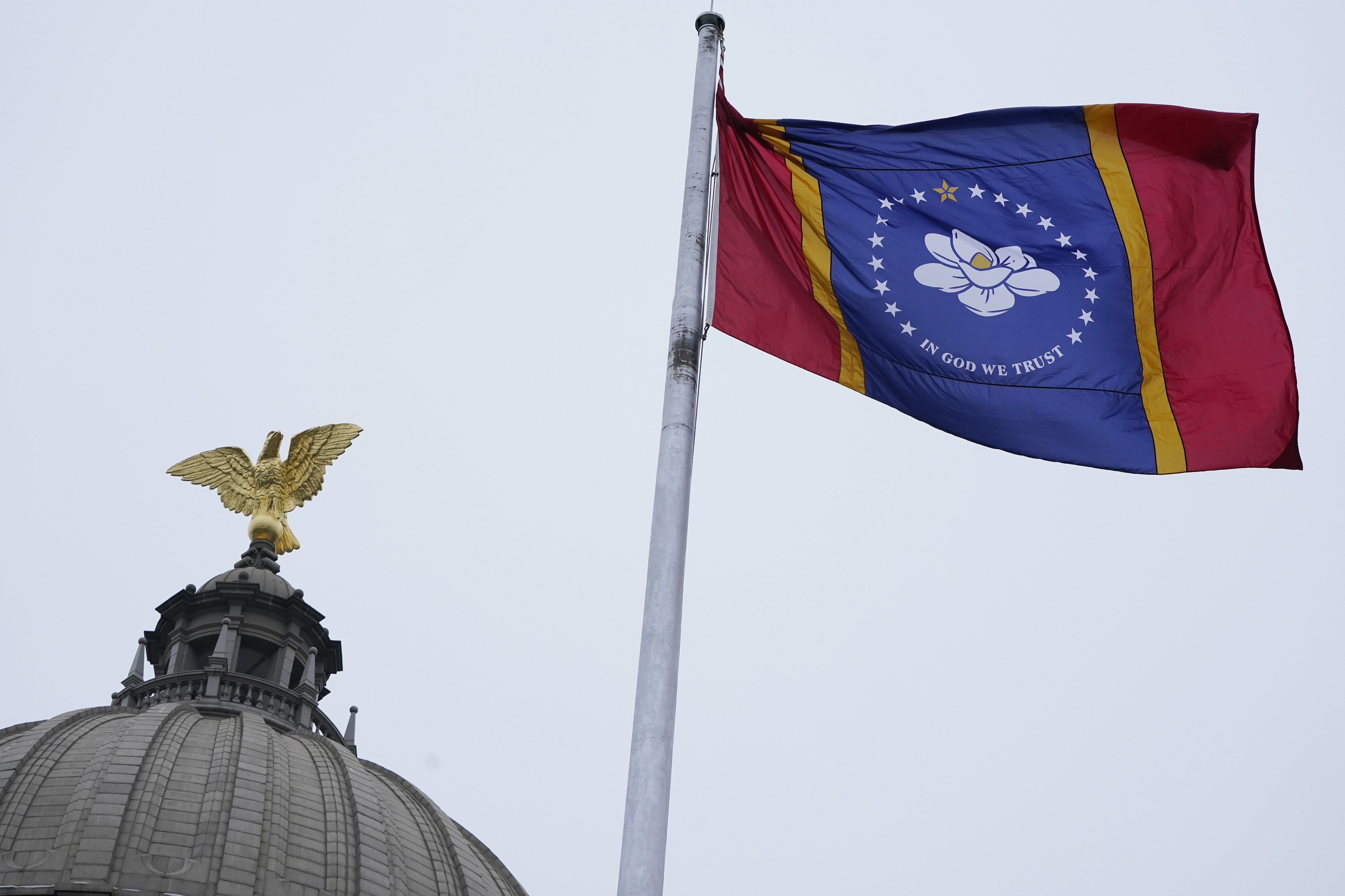 Le Mississippi change son drapeau qui arborait un signe confédéré