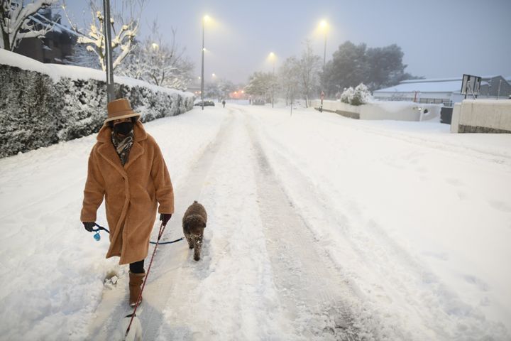 Una mujer el pasado sábado en Madrid camina sobre la nieve que ha dejado Filomena.