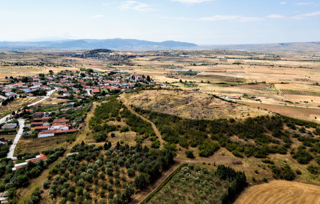 Λόφος ΒΑ του σύγχρονου οικισμού των Άνω Αποστόλων. Στη θέση αυτή τοποθετείται η αρχαία πόλη της Μορρύλου