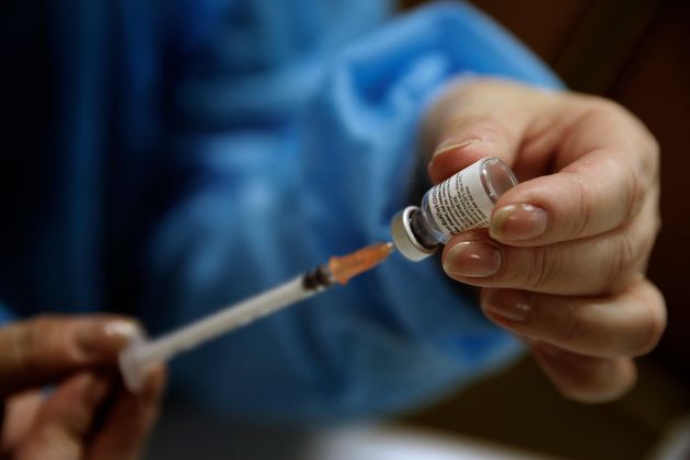 Une infirmière préparant un vaccin contre le Covid-19, le 8 janvier 2021 à Poissy...
