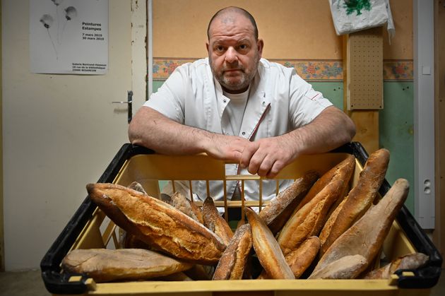 Stéphane Ravacley, ici photographié dans sa boulangerie de Besançon le 6 janvier, après trois jours de grève de la faim, proteste contre l'expulsion à venir de Laye Fodé Traoré, son apprenti guinéen, arrivé en France en tant que mineur isolé. 