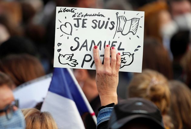 Ce mardi 12 janvier, sept jeunes hommes ont été interpellés dans le cadre de l'enquête sur l'assassinat de Samuel Paty (image d'illustration prise à Paris le 18 octobre dernier à l'occasion d'une marche en hommage à Samuel Paty). 