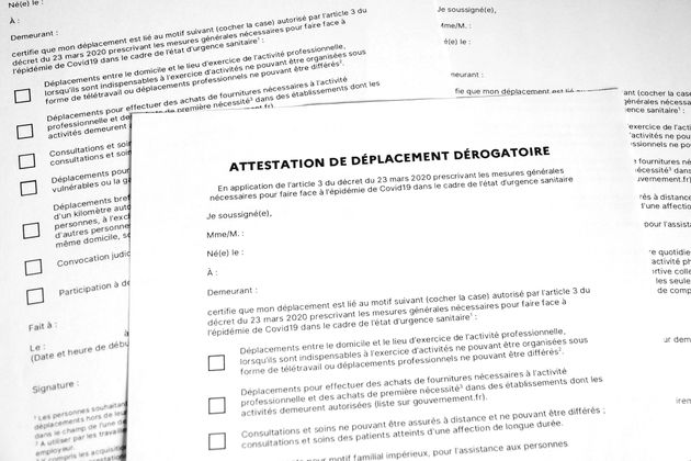 Des exemplaires d'attestations établies par le gouvernement et utilisées en France pour pouvoir sortir pendant le confinement.