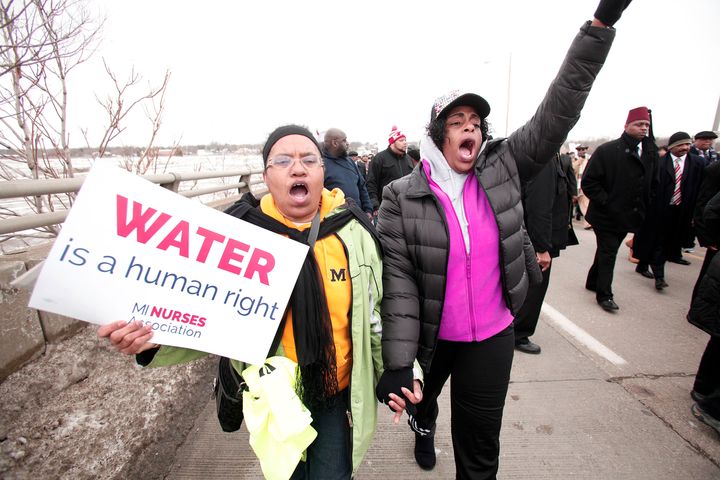 フリントの水質汚染問題に抗議する人々。手にしたカードには「水は人権」と書かれている（2016年2月19日）