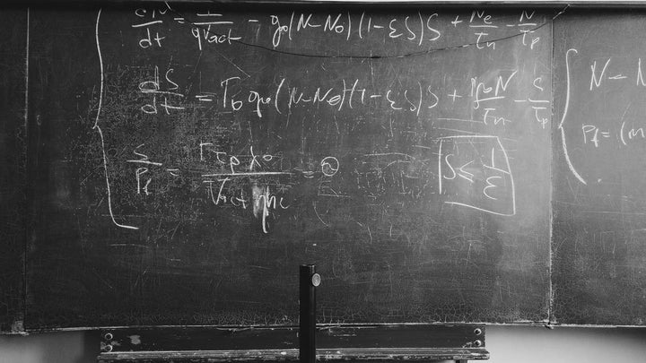 Pizarra con operaciones matemáticas.