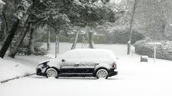 Siete cosas que nunca debes dejar en el interior de un coche