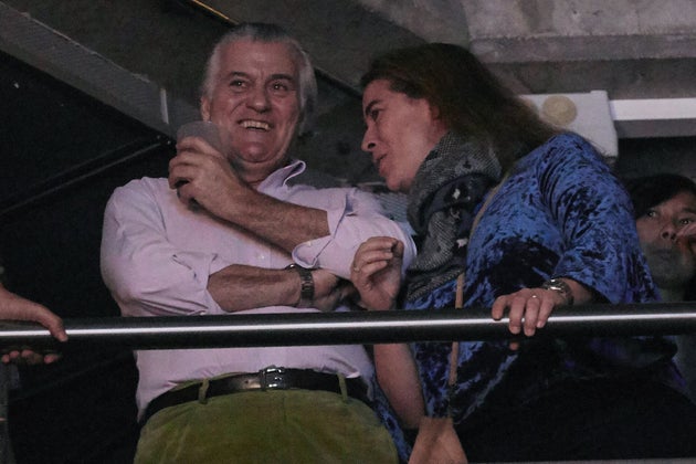 Luis Bárcenas con una amiga durante la gira 'Devuélveme mi Joda' de los grupos Taburete y Hombres G en