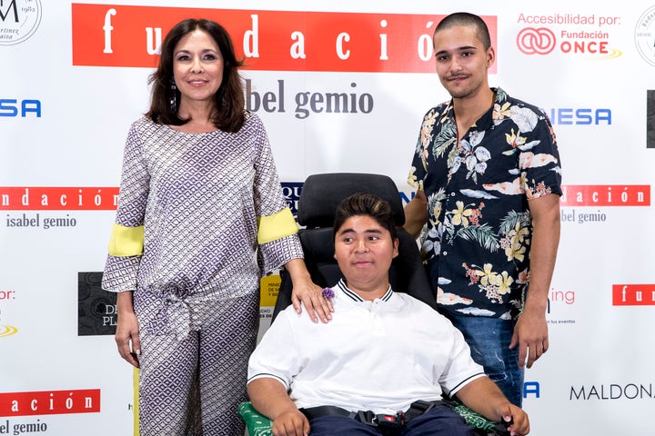 Isabel Gemio con sus dos hijos, Gustavo y Diego.