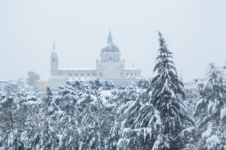 La catedral de la Almudena nevada el 9 de enero de 2021.