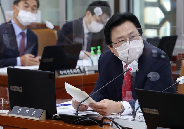 강기윤 국민의힘 의원이 21일 서울 여의도 국회에서 열린 보건복지위원회의 한국사회보장정보원, 한국노인인력개발원 등에 대한 국정감사에서 질의를 하고 있다. 2020.10.21