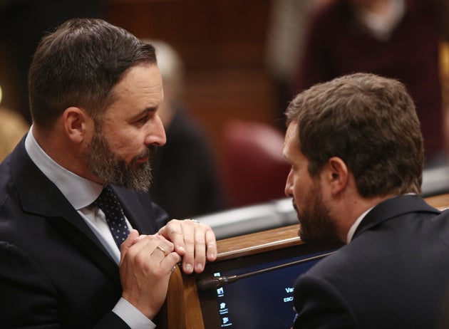 Santiago Abascal (izq) y Pablo Casado, en el Congreso, el 3 de diciembre de