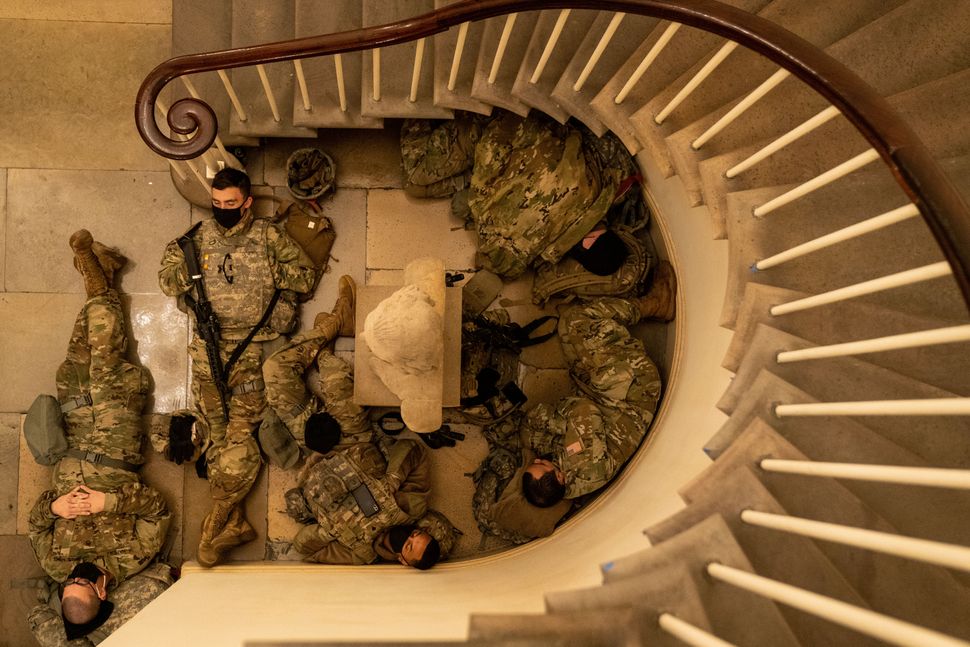 D'incroyables photos montrent les troupes de la garde nationale qui dorment au