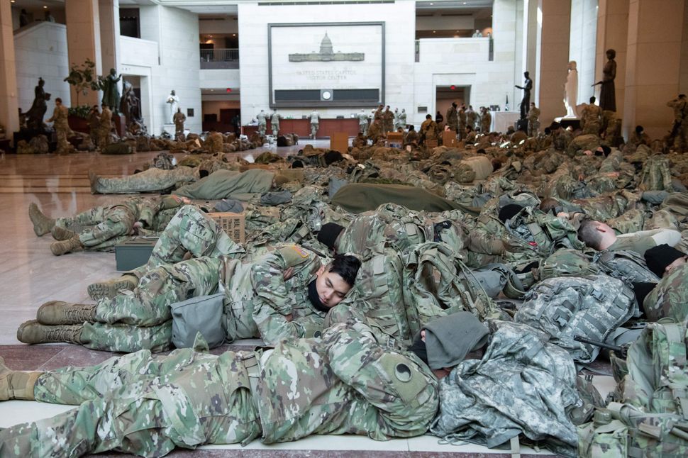 D'incroyables photos montrent les troupes de la garde nationale qui dorment au