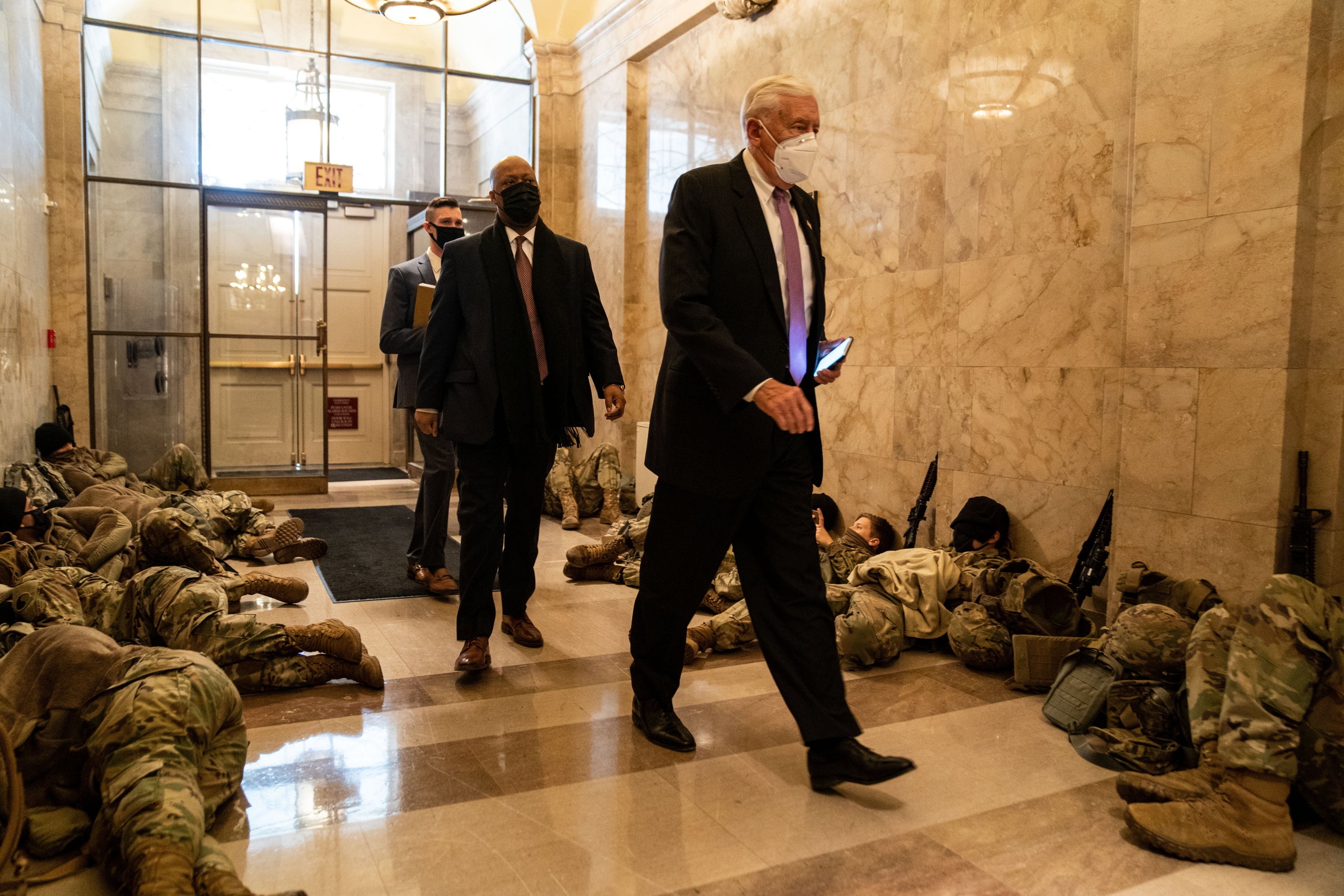 Striking Photos Show Hundreds Of National Guard Troops Sleeping Inside Us Capitol Huffpost 9361