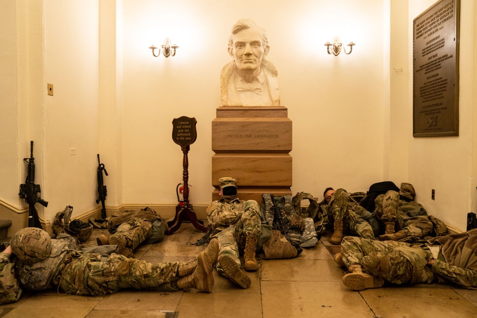 D'incroyables photos montrent les troupes de la garde nationale qui dorment au